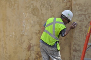 photo - construction worker, finishing a wall at a construction site in zoo